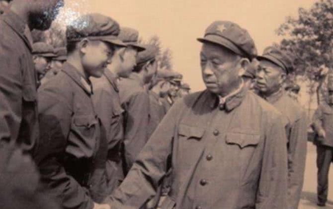 妹妹|哥哥成开国中将官至大军区司令，妹妹求他办事，结果让人意外