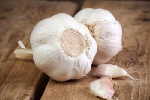 高血压人群|患有高血压不能吃大蒜吗？医生：若想稳控血压，这5种素食不要碰