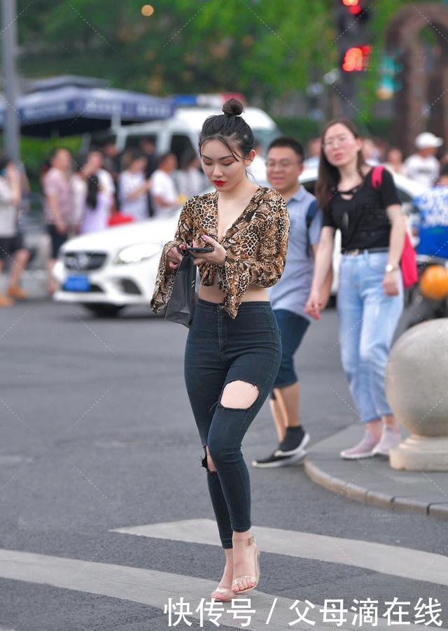 小蛮腰|时尚女生就是有个性,牛仔裤搭配雪纺衫,美的轻熟