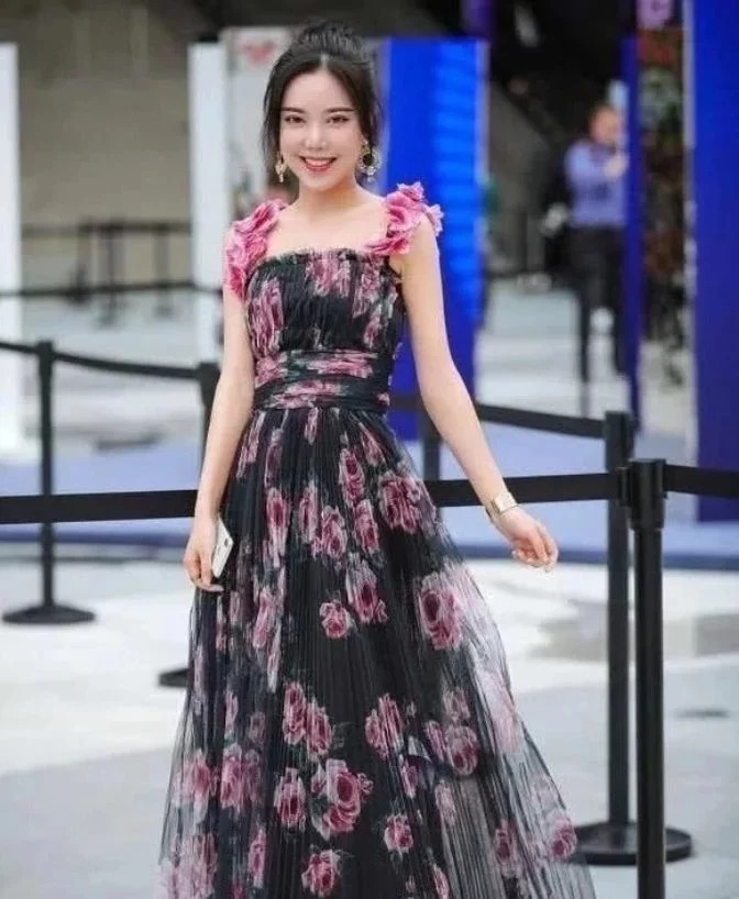 范儿|街拍:身材高挑的美女,潮流时尚的穿搭,尽显优雅的女神范儿