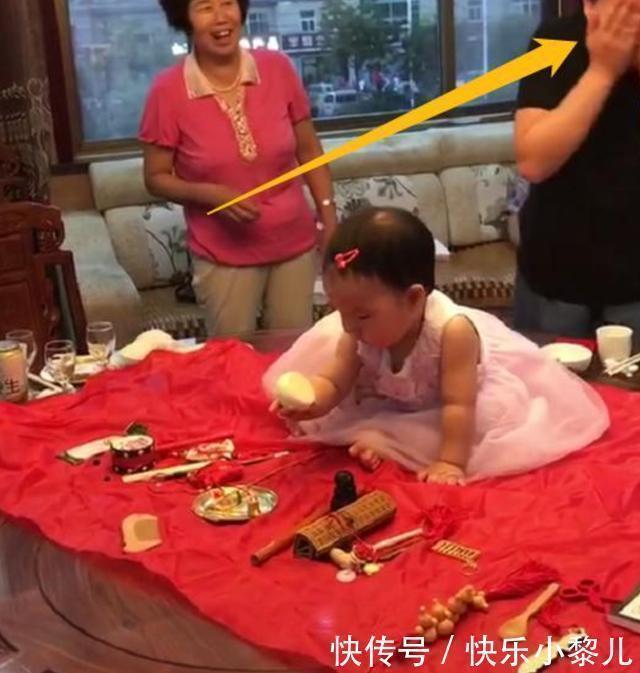 好奇心|女儿百日宴“抓周”，一下抓起“饱腹之物”，妈妈脸红没脸看了