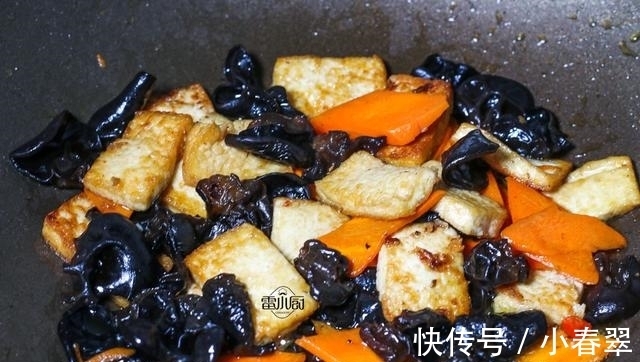 雷小厨|豆腐别再炖着吃了，加这两食材一起炒，喷香下饭，天天吃都不够！