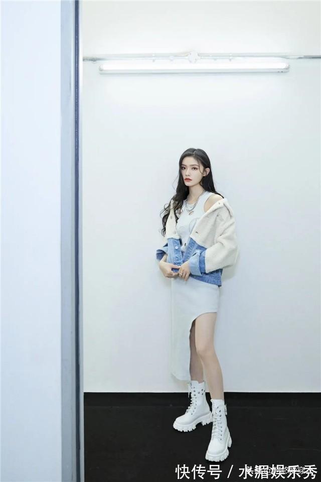 搭配 小白鞋已经过时了,今年流行的是“夏季靴”,时髦显高,堪比塑形