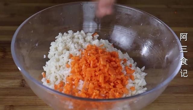  莲藕别再炖汤了，教你1个新做法，比吃肉都香，上桌连汤汁都不剩