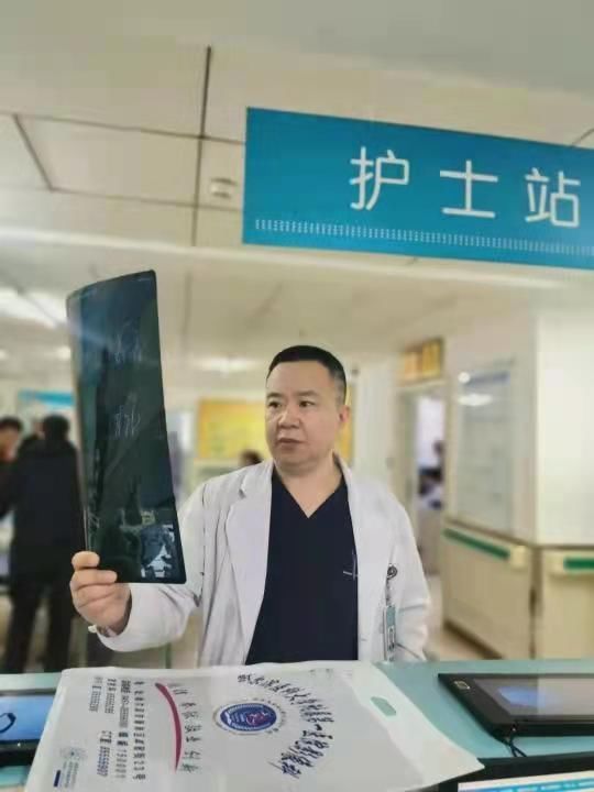 面肌|“眼皮跳”，脸部肌肉抽搐，面肌痉挛久拖不治，毁的何止是颜值