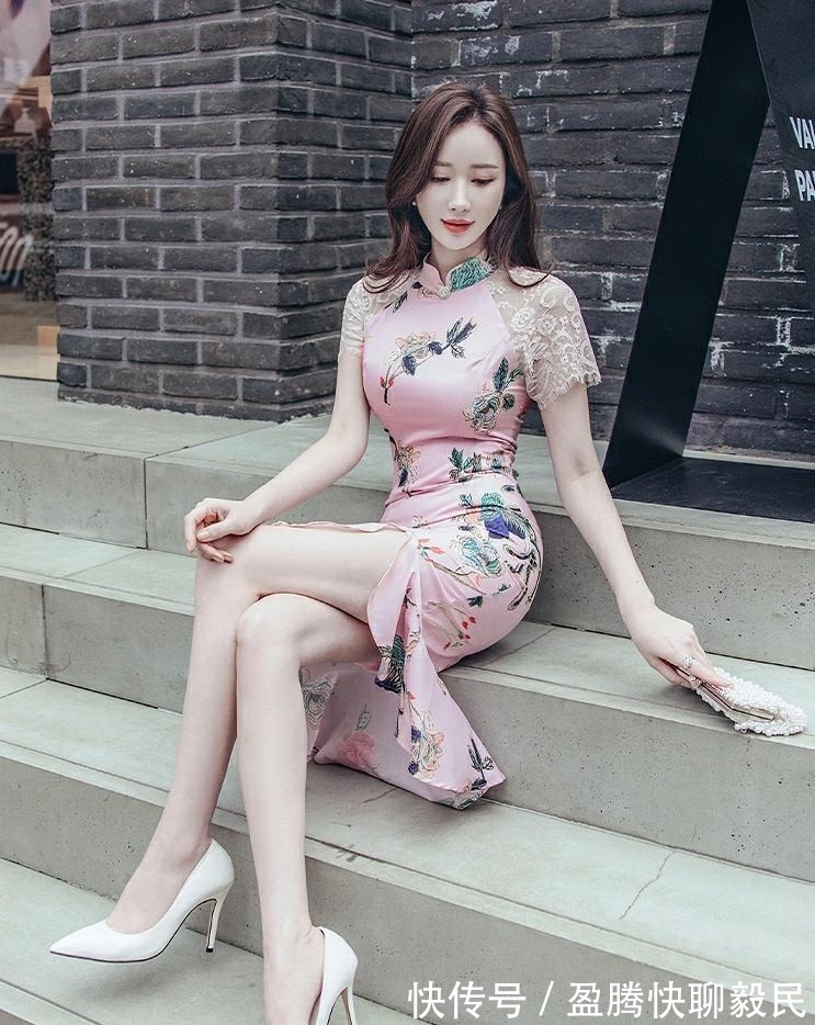 版型 清爽舒适的印花,版型新颖的长款旗袍,让你美不胜收