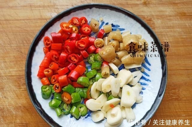 腌萝卜|奶奶教我的腌萝卜方法，无需一粒盐，酸甜又脆爽，2个小时就能吃