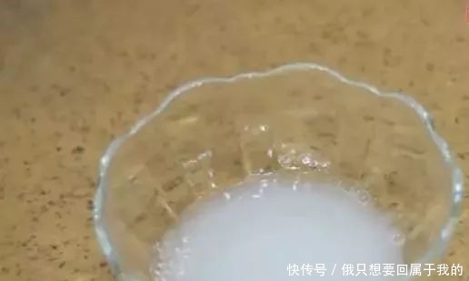 衣物|洗衣服时别只放洗衣液,多放一碗它,不用搓洗,衣服干净如新!