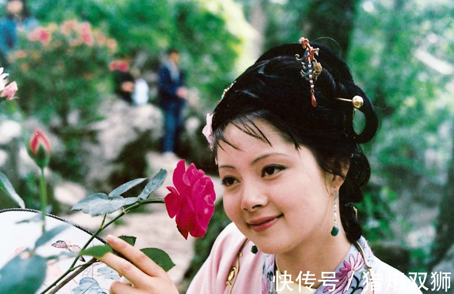 王夫人|薛家进贾府后,王熙凤为何一直暗中赔钱?薛宝钗的生日宴就有端倪