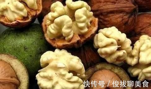 红枣|吃核桃食时加一宝,补心健脑,改善睡眠,脸色更红润