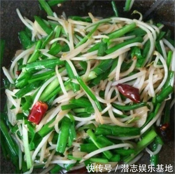 韭菜|韭菜也不是非要炒鸡蛋才能好吃!和它炒在一起,一点不比肉菜差