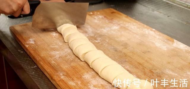 小董|三伏天，用这菜蒸包子太香了，想吃都买不到，皮薄大馅又鲜美