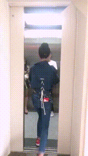 |搞笑GIF：保安很好笑吗？我最鄙视的就是你这种不捐款还在那里哈哈大笑的人