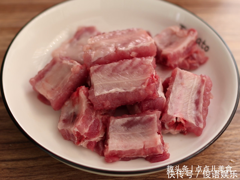 外酥里嫩的蒜香炸排骨,比红烧的还好吃,简单易上手