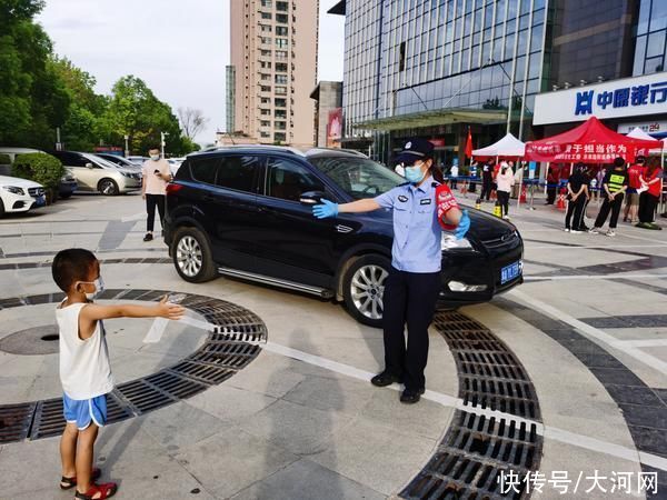 愿望|「疫情防控最前沿」孩子与妈妈隔空拥抱 在郑州核酸检测现场执勤的女民警生日愿望实现