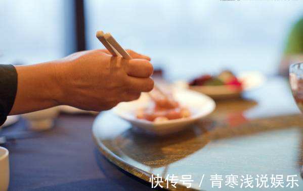 阿明#饭局上,有这2个细微动作的人,说明城府太深,别深交,能避则避