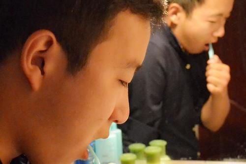 睡眠质量|老人常说：“睡觉不能脚朝西、头朝东”？是确有其事还是谣言？