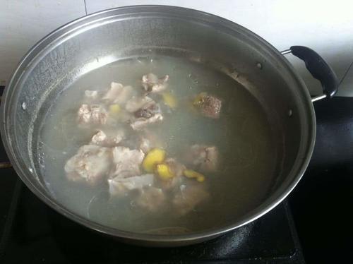 营养|炖排骨是焯水还是泡水好多人不懂,难怪排骨营养流失还发柴