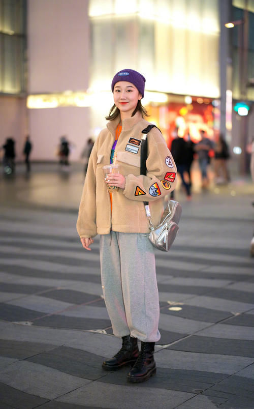 早春穿“阔腿裤”很舒适，但要搭对了“鞋子”才会更加时髦