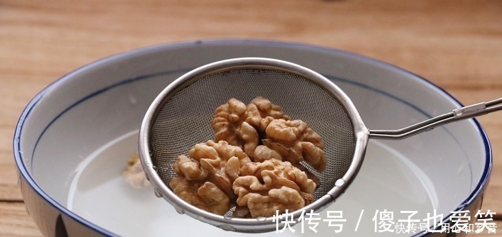 姑姑|53岁的姑姑吃了20年的核桃吃法,不炒不炸不熬粥,越吃越精神!