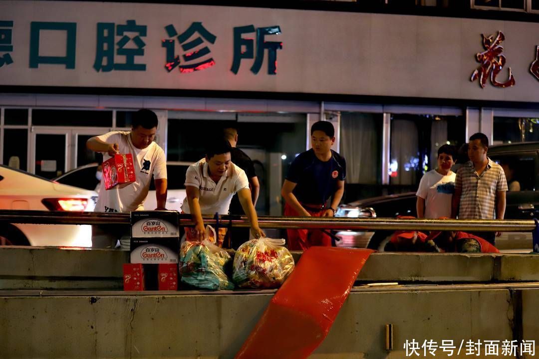 河南|暖！河南郑州救援现场 市民自发给救援人员送爱心晚餐