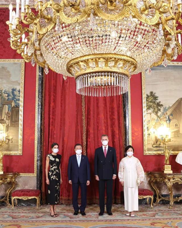廓形|韩国第一夫人穿泡泡袖展温婉东方美,西班牙王后用“中国风”致敬