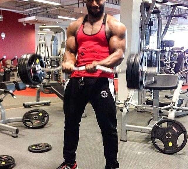 小伙|小伙用筋膜枪被打进医院,健身辅助的道具本质却变了味