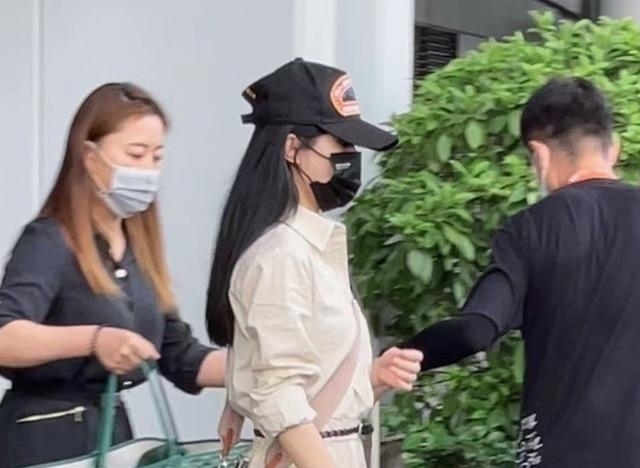 中餐厅|赵丽颖录制《中餐厅5》,打扮休闲状态好,网友:超级期待!