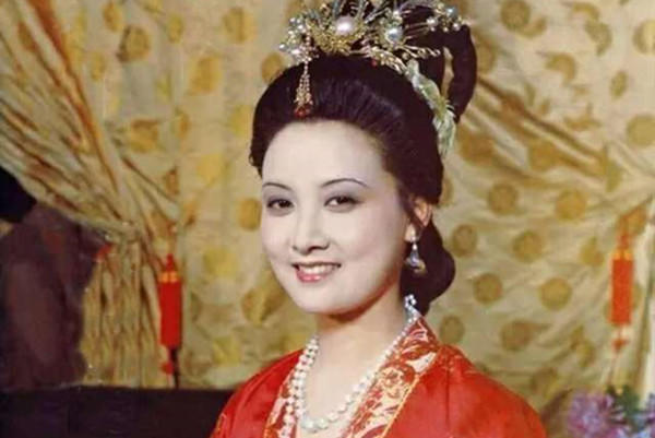 贾蓉|贾琏要“改个样儿”,王熙凤为何要“扭手扭脚”?看死珠子多凶险