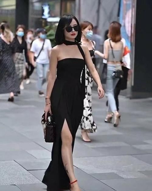 尖头高跟鞋 美女脚上搭配着一双银色的尖头高跟鞋,带着一种迷人的气息