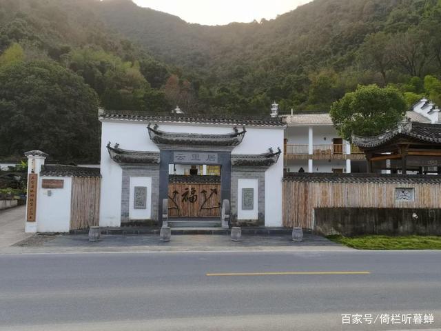 《七绝.初冬印象》霜染苍茫已入冬,枝条飞叶落无穷