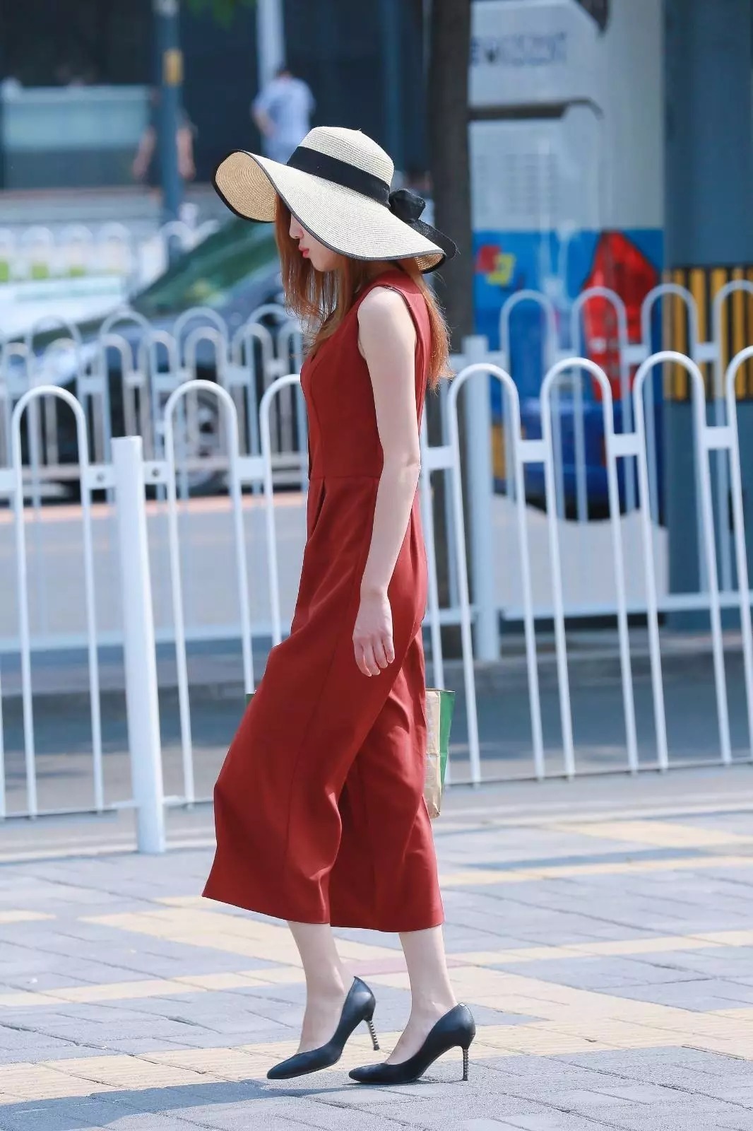 街拍：女生穿搭吊带连衣裙，搭配一双高跟鞋成女神