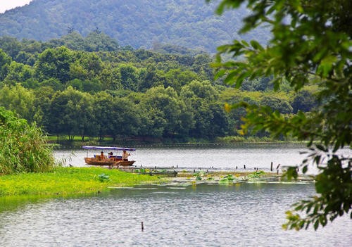 西湖边上有处难得的宁静景点，素有“小西湖”之称，公交车可直达