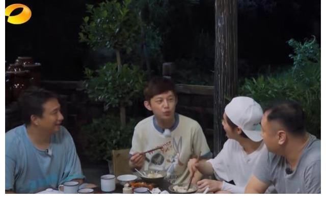 张子枫|《向往3》陈赫吃小龙虾，谁注意他把壳扔哪了？素质是装不出来的