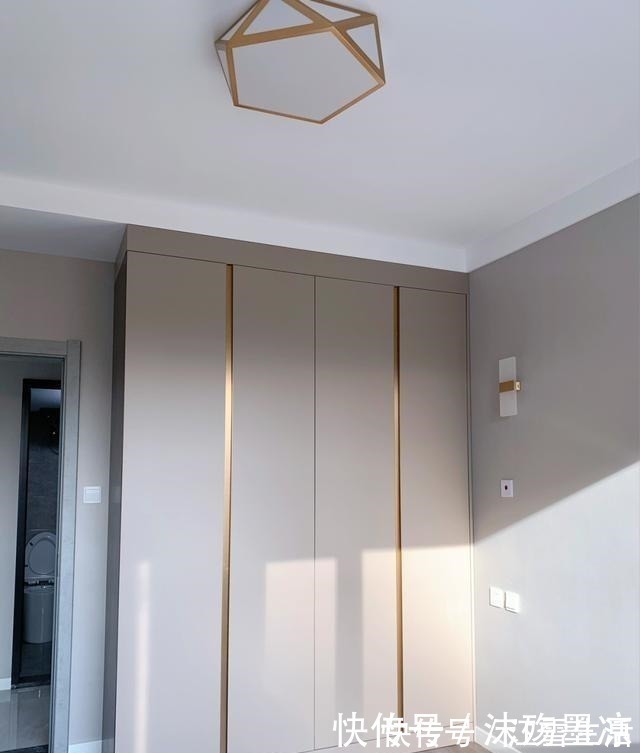 轻奢风|装修轻奢风,保洁做完很漂亮,全屋贴墙布,硬包做电视墙很喜欢!