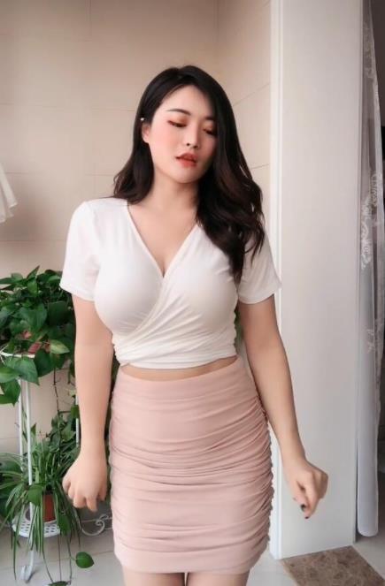 t恤 身材微胖的美女, 时尚穿搭V领T恤配包臀裙, 尽显魅力十足