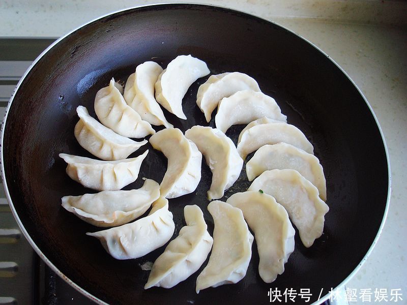  傻傻的|剩米饭别再傻傻的炒了，教你一招，比饺子都好吃，早餐也有了