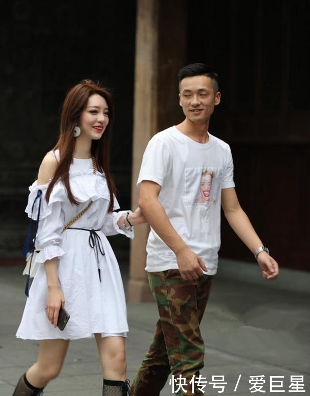 街拍:文艺女神身着“青花瓷”旗袍,长发及腰,温婉动人!