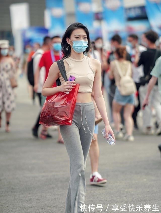 紧身 肤色工字背心搭配灰色运动裤,轻松展现完美曲线,显瘦又显身材!