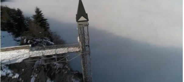 老年|瑞士有一个建在悬崖边上的观光电梯,高度超过150米,云雾环绕