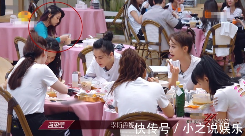 《乘风破浪》里最没存在感姐姐，独自一桌吃饭，连吴昕都不认识她