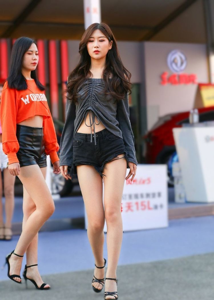 街拍小姐姐身穿百褶裙,不仅有型,还显漂亮