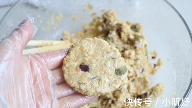 饼干|燕麦别总泡奶喝，打个鸡蛋低温烹饪，吃不怕又比包子馒头好吃