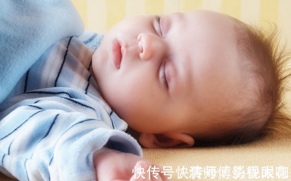 睡眠质量|新生儿老摆出“举手投降”的睡姿？正不正常你说了不算，看月龄