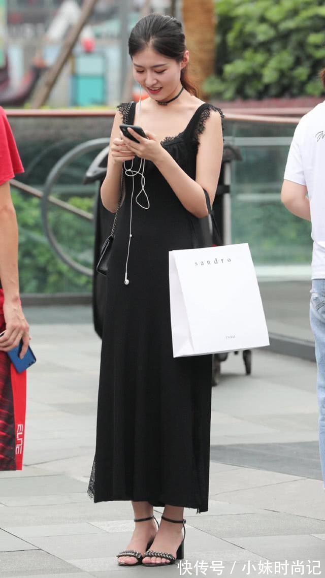 美女|街拍美女:小姐姐黑色吊带长裙,优雅高贵,彰显东方女人的气质美