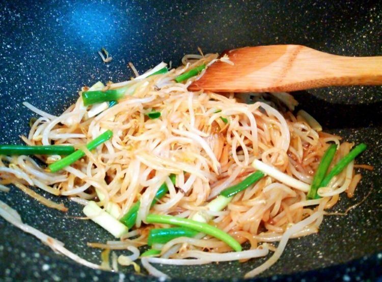 炒豆芽，不要直接下锅炒！少做这2步，豆芽出水不脆爽，还发黑