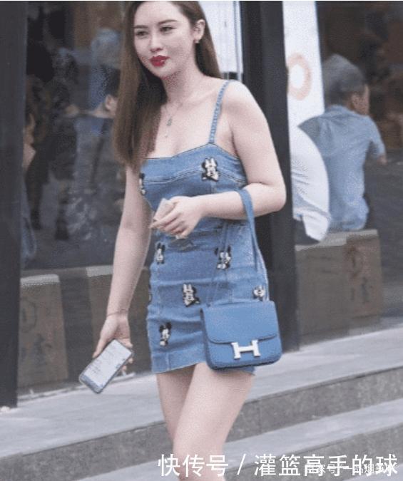 少女|吊带牛仔裙,裙上的米老鼠印花十分减龄,一副“清纯少女”的装扮