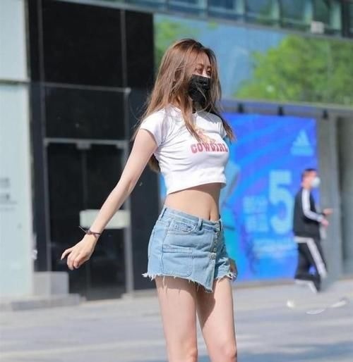 打底裤 白色字母短袖搭配蓝色不规则短裤，简单明了，适合日常穿着