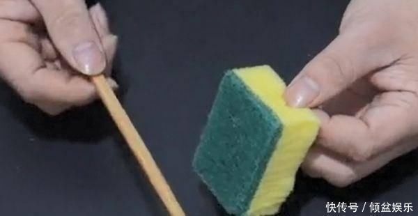 将6个塑料瓶粘成一个圆圈,放在厨房太实用了,全家人都抢着用