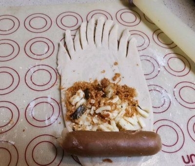 这手抓饼做「烤肠毛毛虫」连吃3天了！明天还想吃